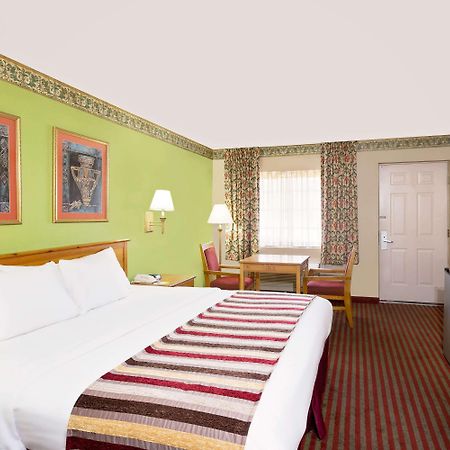 Days Inn & Suites By Wyndham Starkville Extérieur photo
