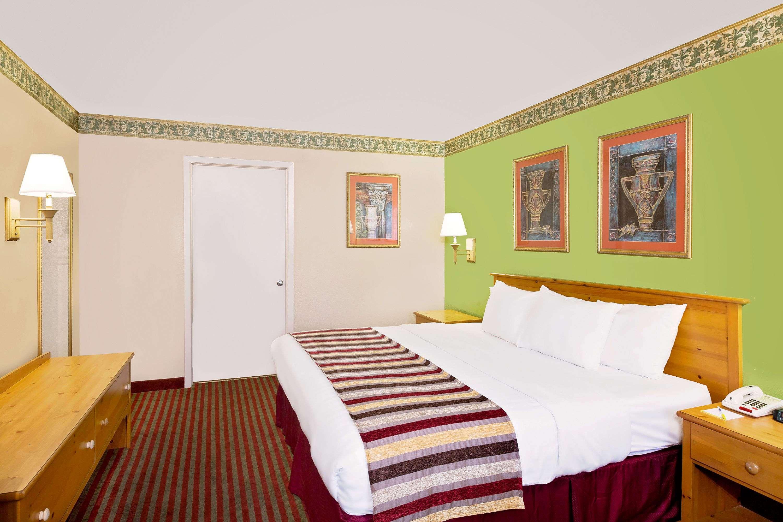 Days Inn & Suites By Wyndham Starkville Extérieur photo