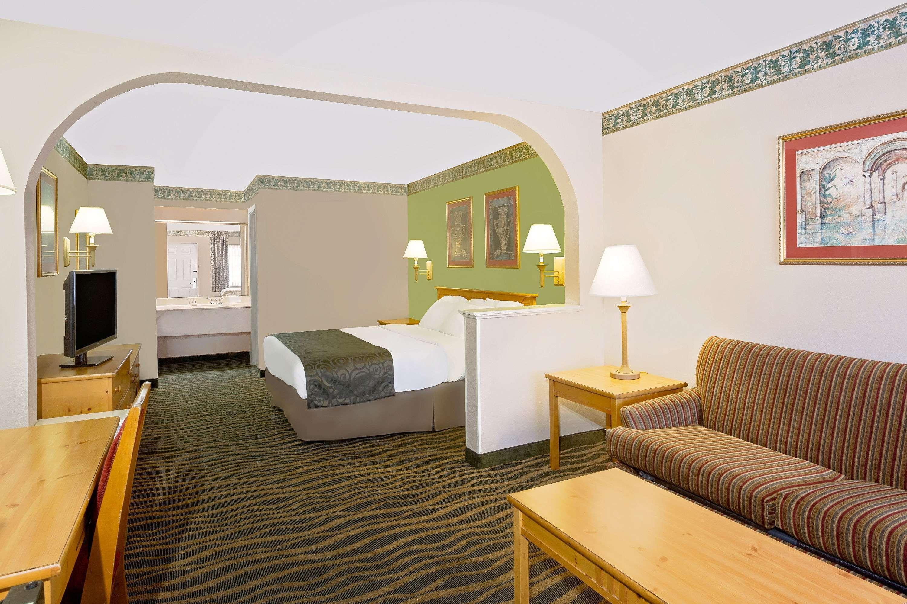 Days Inn & Suites By Wyndham Starkville Extérieur photo