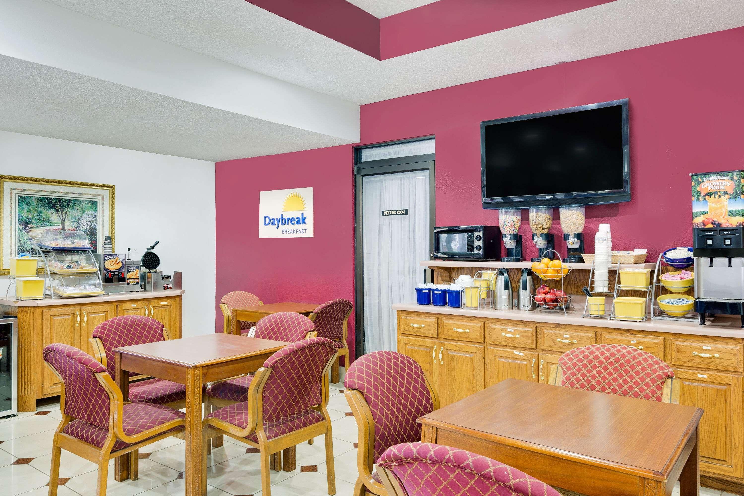 Days Inn & Suites By Wyndham Starkville Extérieur photo