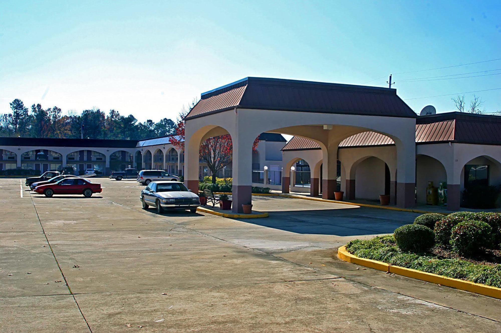 Days Inn & Suites By Wyndham Starkville Extérieur photo